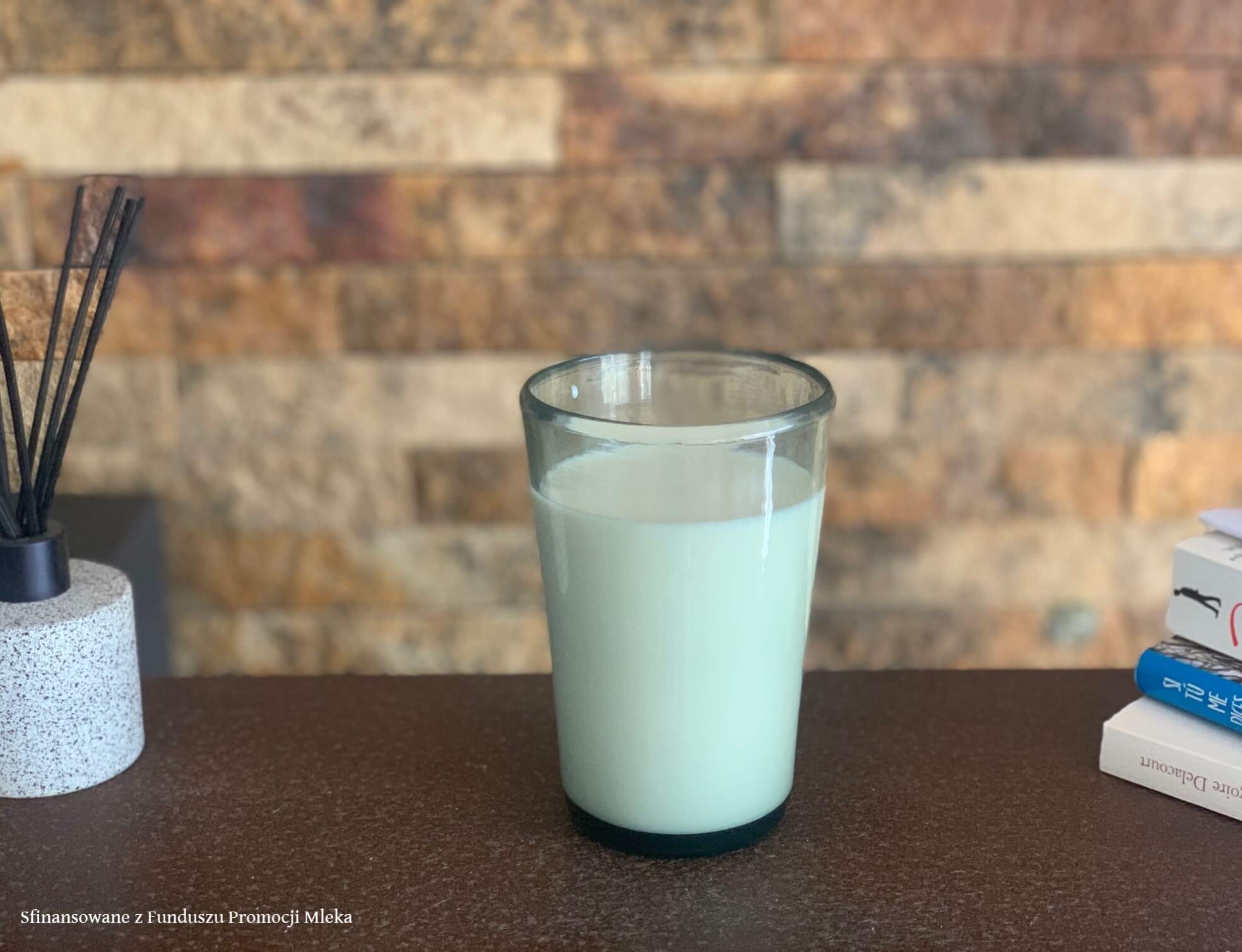 Co zawiera szklanka mleka?